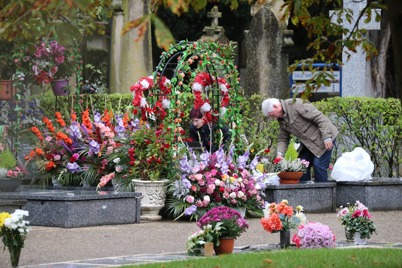 Decenas de logroñeses adornan con flores las tumbas de sus seres queridos con motivo del Día de Todos los Santos.