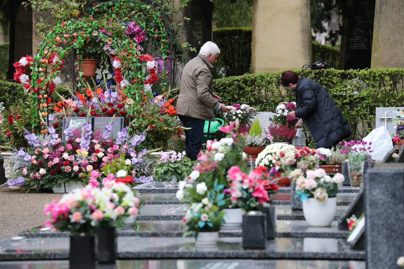 Decenas de logroñeses adornan con flores las tumbas de sus seres queridos con motivo del Día de Todos los Santos.