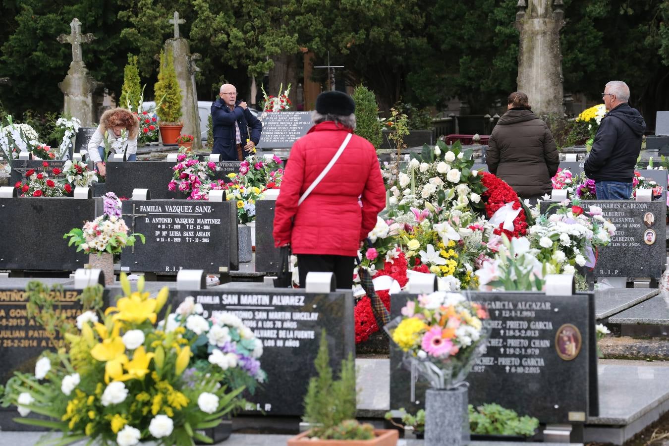 Decenas de logroñeses adornan con flores las tumbas de sus seres queridos con motivo del Día de Todos los Santos.