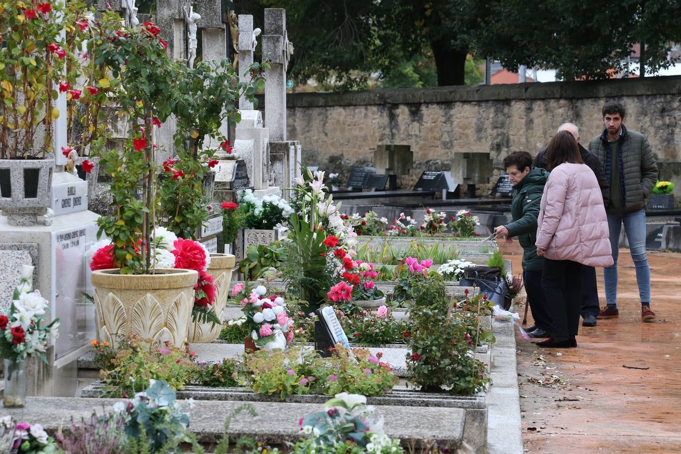 Decenas de logroñeses adornan con flores las tumbas de sus seres queridos con motivo del Día de Todos los Santos.