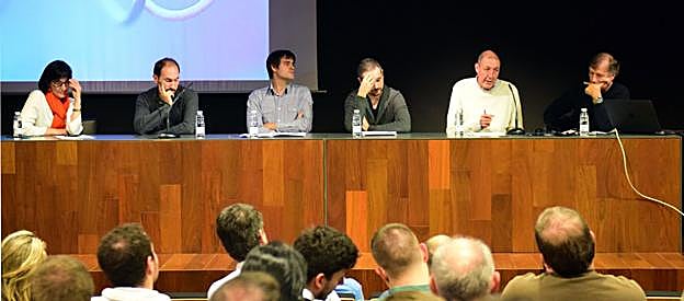 María Jesús Sáez, Pedro Balda, Pedro Salguero, Gorka Etxebarría, Tomás Iturriaga y Roberto Rodríguez, ayer en la bodega institucional de La Grajera.