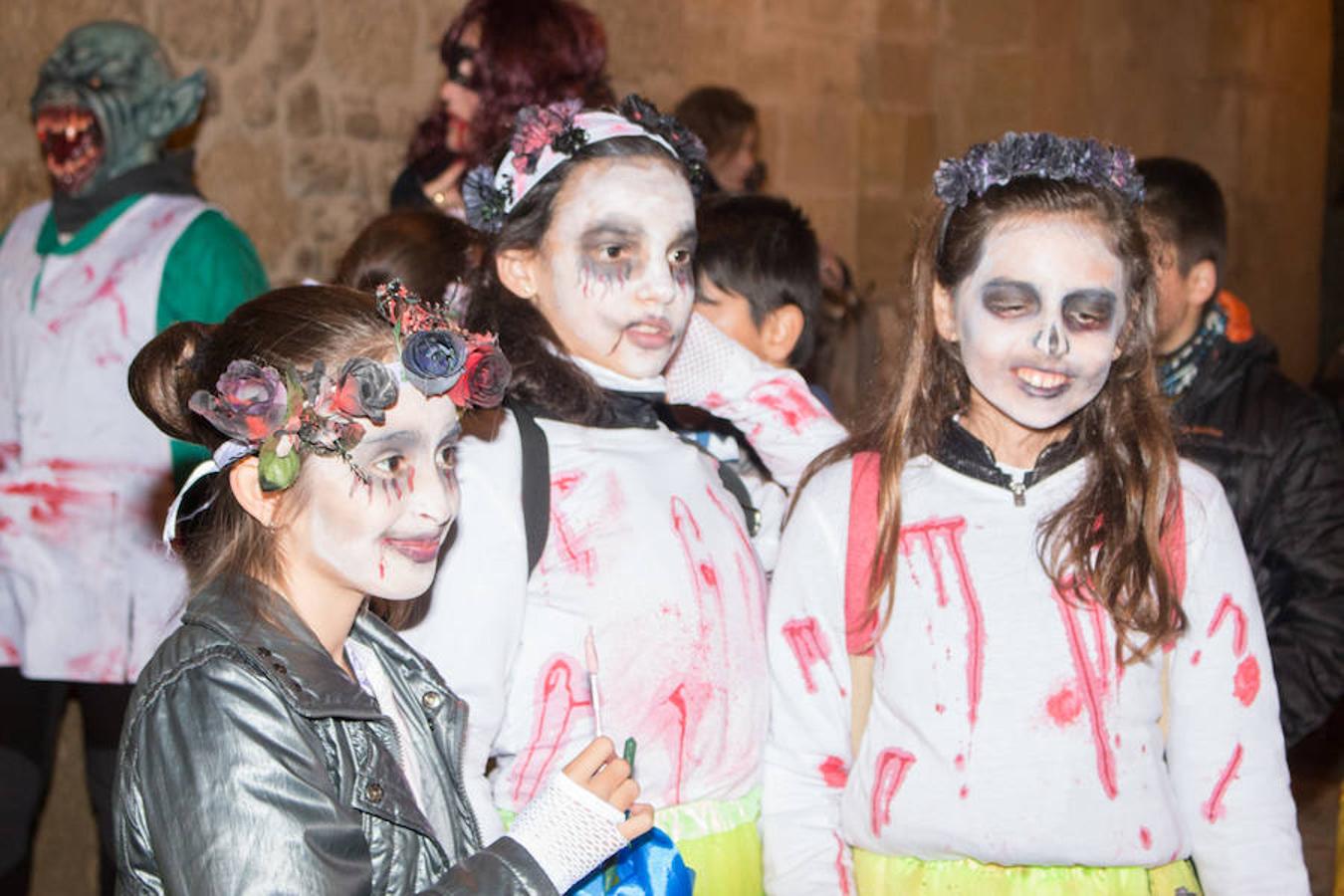 Santo Domingo de la Calzada ha celebrado la noche de difuntos con los niños, que al final han sido los que mejor lo han pasado, no en vano los disfraces y las caritas pintadas siempre dan un lustre especial a la jornada previa al Día de Todos los Santos.