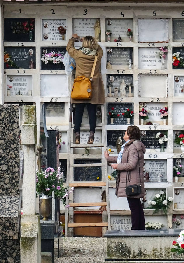 Los vecinos de Santo Domingo han rendido visita al cementerio para recordar y visibilizar el recuerdo de sus seres queridos. Unas flores, la limpieza de unas letras talladas en el mármol y el encuentro con familiares y amigos en una jornada muy especial como es la del Día de Todos los Santos.