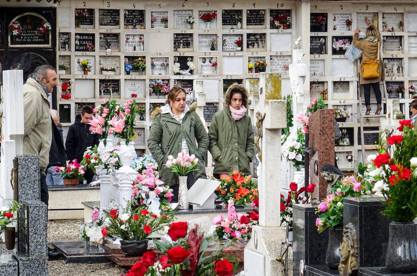 Los vecinos de Santo Domingo han rendido visita al cementerio para recordar y visibilizar el recuerdo de sus seres queridos. Unas flores, la limpieza de unas letras talladas en el mármol y el encuentro con familiares y amigos en una jornada muy especial como es la del Día de Todos los Santos.