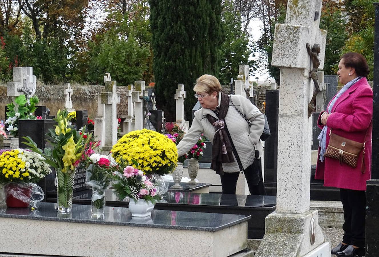 Los vecinos de Santo Domingo han rendido visita al cementerio para recordar y visibilizar el recuerdo de sus seres queridos. Unas flores, la limpieza de unas letras talladas en el mármol y el encuentro con familiares y amigos en una jornada muy especial como es la del Día de Todos los Santos.