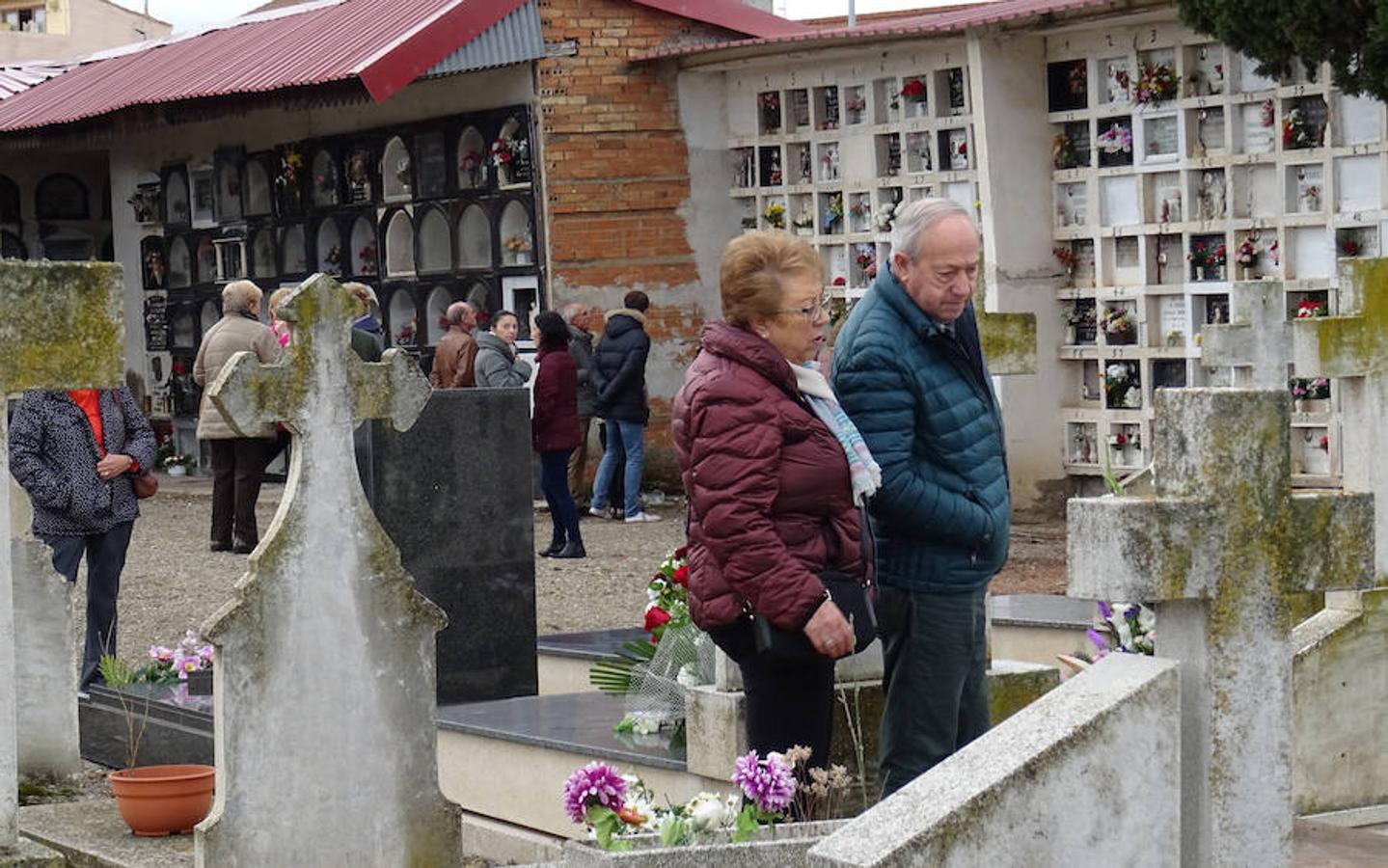 Los vecinos de Santo Domingo han rendido visita al cementerio para recordar y visibilizar el recuerdo de sus seres queridos. Unas flores, la limpieza de unas letras talladas en el mármol y el encuentro con familiares y amigos en una jornada muy especial como es la del Día de Todos los Santos.