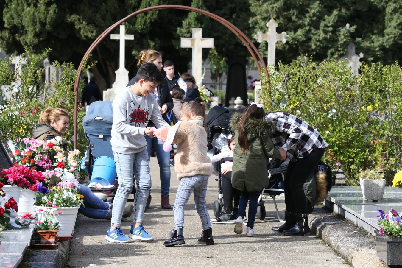 El cementerio de Logroño ha recibido decenas de visitas con motivo del Día de Todos los Santos.