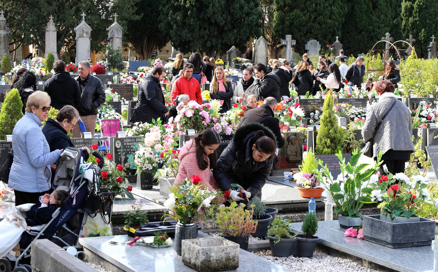 El cementerio de Logroño ha recibido decenas de visitas con motivo del Día de Todos los Santos.