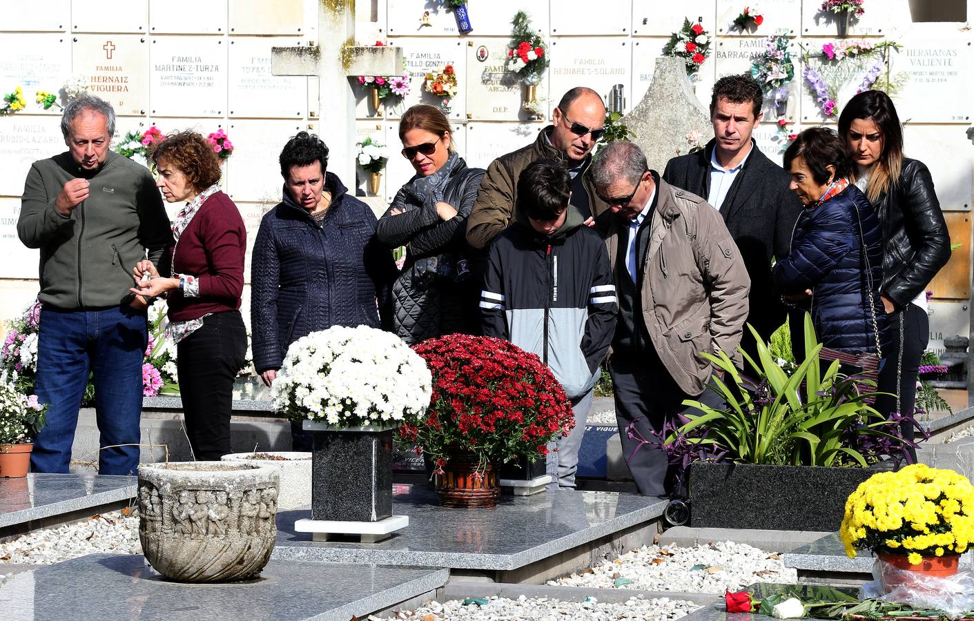 El cementerio de Logroño ha recibido decenas de visitas con motivo del Día de Todos los Santos.
