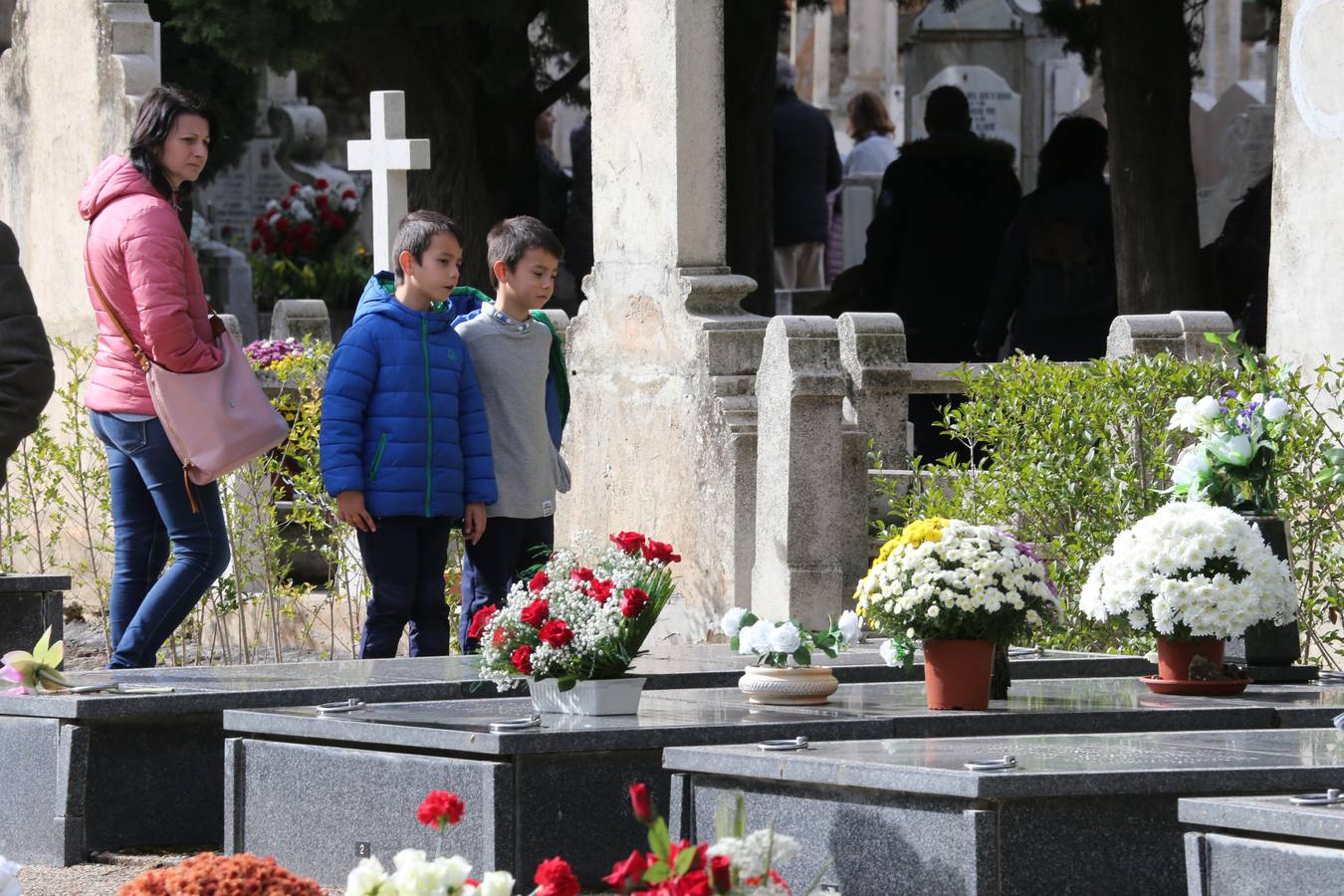 El cementerio de Logroño ha recibido decenas de visitas con motivo del Día de Todos los Santos.