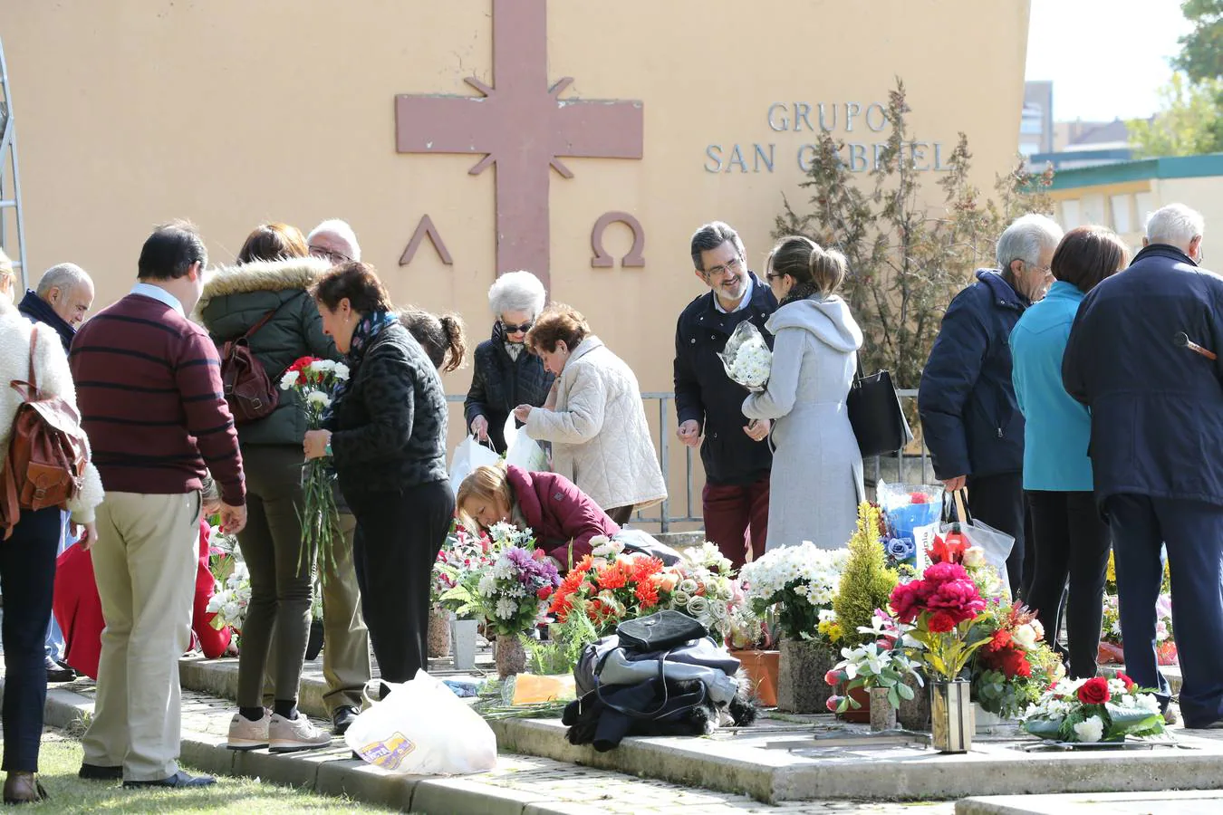 El cementerio de Logroño ha recibido decenas de visitas con motivo del Día de Todos los Santos.