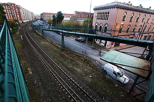 La intervención entre Gonzalo de Berceo y la calle Fuenmayor es una prioridad vecinal y figura en el plan de infraestructuras municipal. :: jonathan herreros