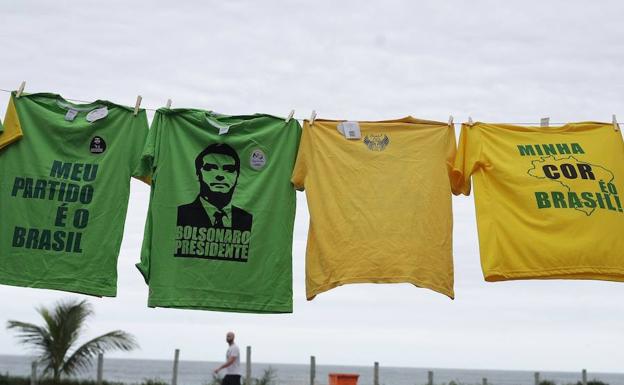 Un hombre vende camisetas del presidente electo de Brasil, el ultraderechista Jair Bolsonaro. 