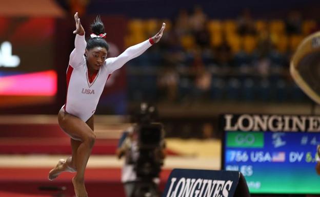 Simone Biles se dispone a saltar en el Mundial de Doha. 