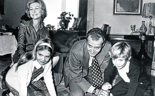 La reina Sofía y el rey juegan con sus hijos Felipe y Cristina.