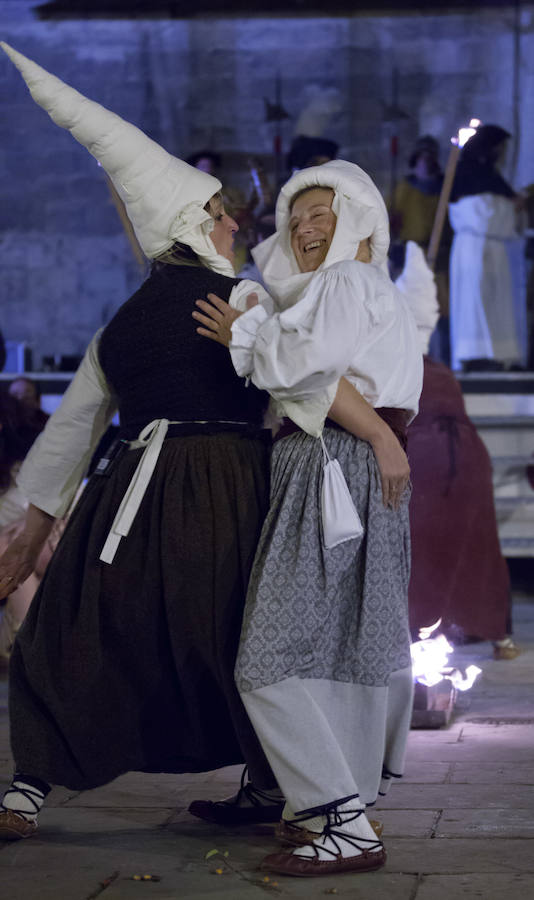 La recreación del Auto de fe de 1610, que se completa hoy con actos en el Casco Antiguo, incluyó ayer la representación de un aquelarre y la quema de las brujas de Zugarramurdi