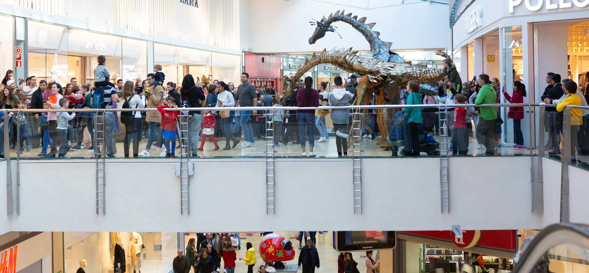 El centro comercial Berceo ha vivido esta mañana un espectacular desfile.