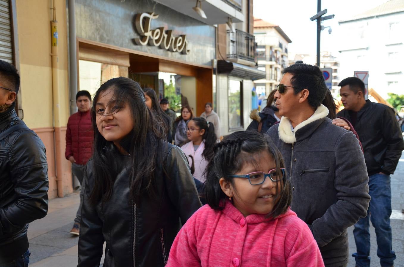 Esta virgen es una de las veneradas por todo Ecuador. Aún en el exterior, los migrantes ecuatorianos continúan celebrando su fiesta. La comunidad ecuatoriana de Calahorra ha celebrado esta fiesta hoy sábado por la mañana con una misa en la parroquia de Santiago y una procesión, en la que han lucido los típicos trajes de payasos y otras vestimentas de la región.