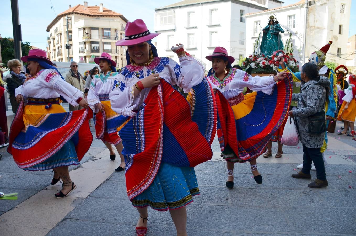 Esta virgen es una de las veneradas por todo Ecuador. Aún en el exterior, los migrantes ecuatorianos continúan celebrando su fiesta. La comunidad ecuatoriana de Calahorra ha celebrado esta fiesta hoy sábado por la mañana con una misa en la parroquia de Santiago y una procesión, en la que han lucido los típicos trajes de payasos y otras vestimentas de la región.