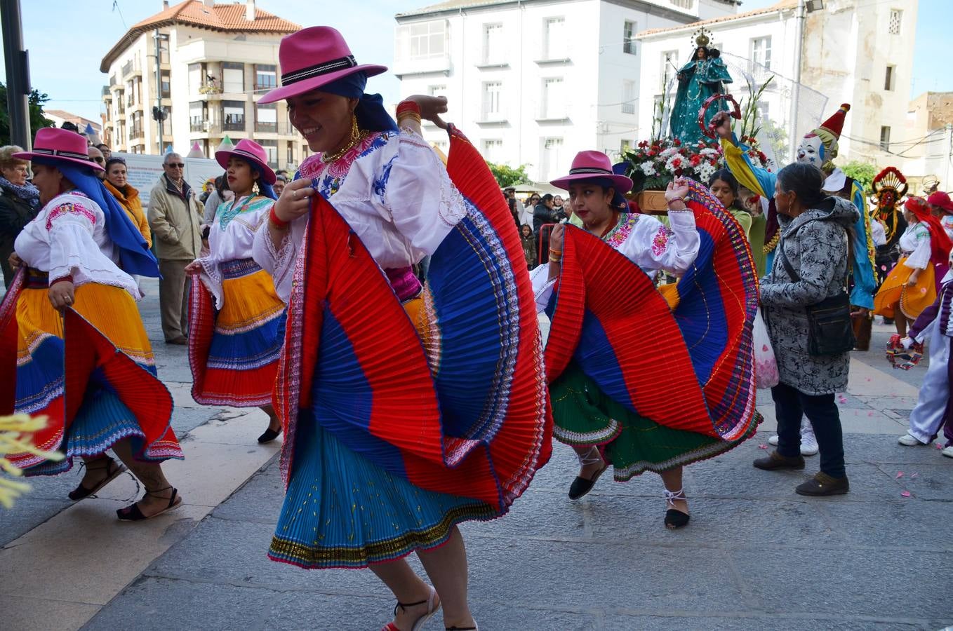 Esta virgen es una de las veneradas por todo Ecuador. Aún en el exterior, los migrantes ecuatorianos continúan celebrando su fiesta. La comunidad ecuatoriana de Calahorra ha celebrado esta fiesta hoy sábado por la mañana con una misa en la parroquia de Santiago y una procesión, en la que han lucido los típicos trajes de payasos y otras vestimentas de la región.