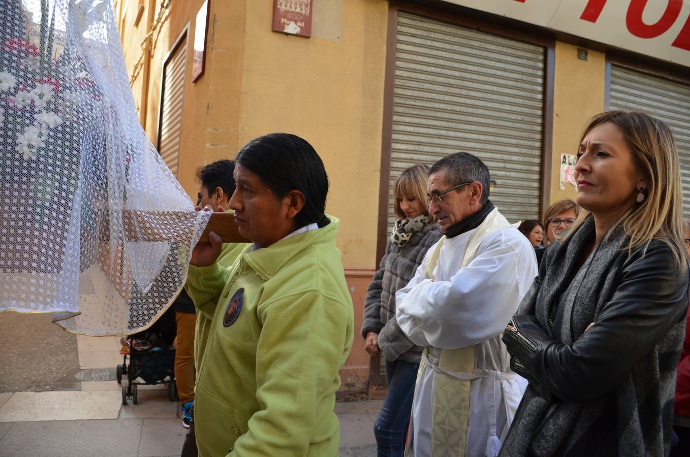 Esta virgen es una de las veneradas por todo Ecuador. Aún en el exterior, los migrantes ecuatorianos continúan celebrando su fiesta. La comunidad ecuatoriana de Calahorra ha celebrado esta fiesta hoy sábado por la mañana con una misa en la parroquia de Santiago y una procesión, en la que han lucido los típicos trajes de payasos y otras vestimentas de la región.