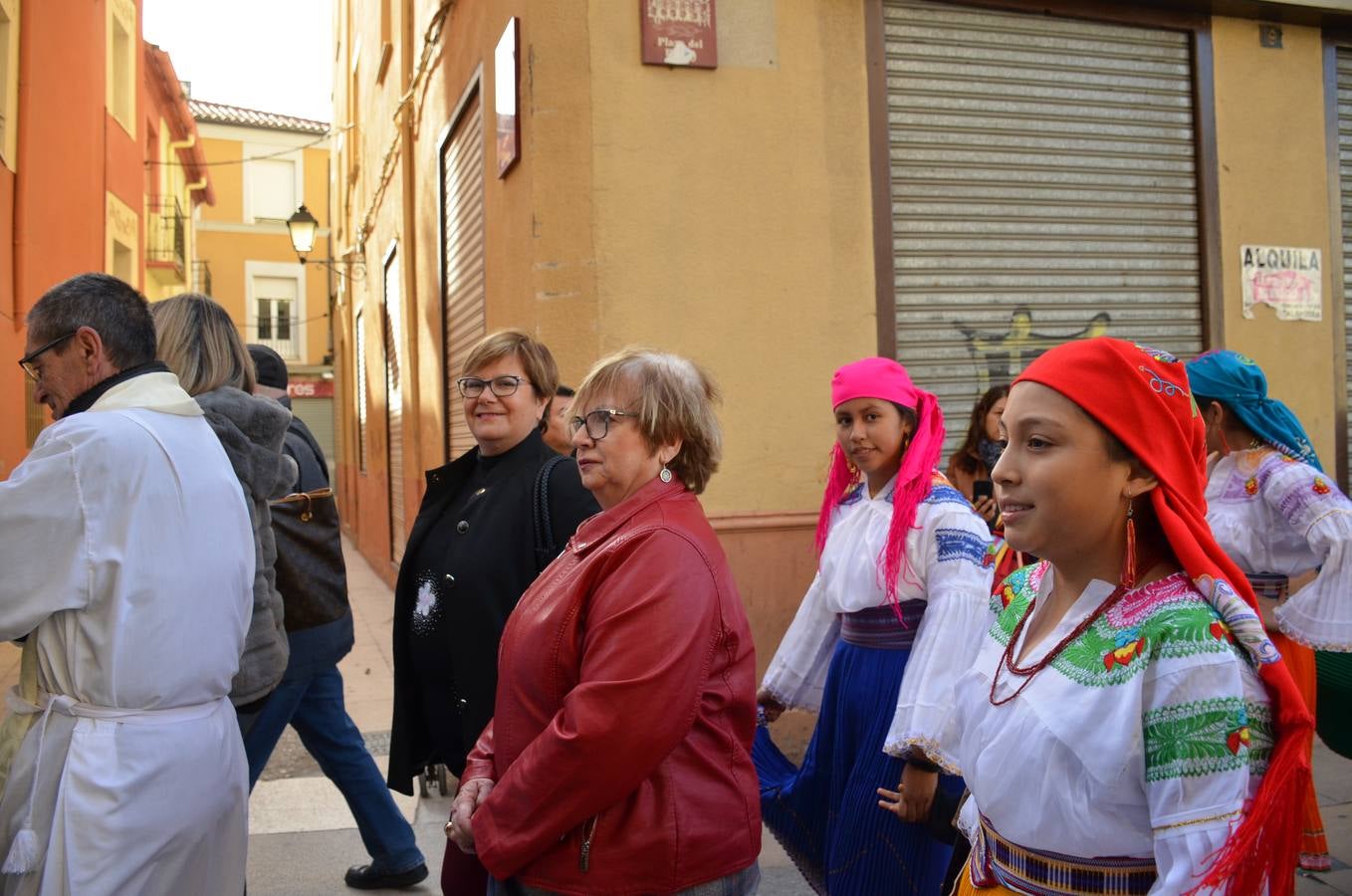 Esta virgen es una de las veneradas por todo Ecuador. Aún en el exterior, los migrantes ecuatorianos continúan celebrando su fiesta. La comunidad ecuatoriana de Calahorra ha celebrado esta fiesta hoy sábado por la mañana con una misa en la parroquia de Santiago y una procesión, en la que han lucido los típicos trajes de payasos y otras vestimentas de la región.