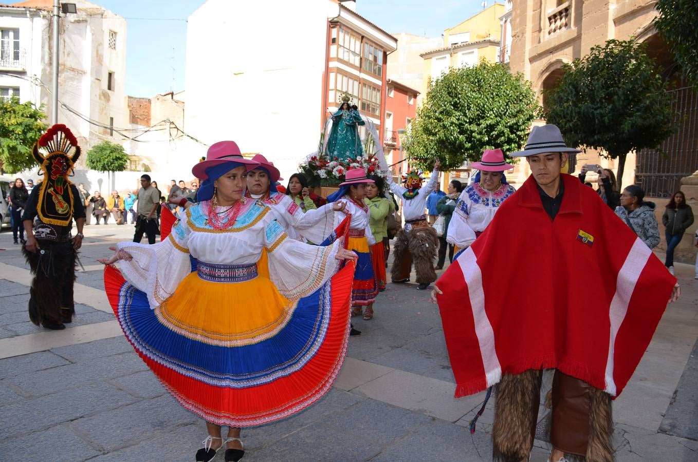 Esta virgen es una de las veneradas por todo Ecuador. Aún en el exterior, los migrantes ecuatorianos continúan celebrando su fiesta. La comunidad ecuatoriana de Calahorra ha celebrado esta fiesta hoy sábado por la mañana con una misa en la parroquia de Santiago y una procesión, en la que han lucido los típicos trajes de payasos y otras vestimentas de la región.
