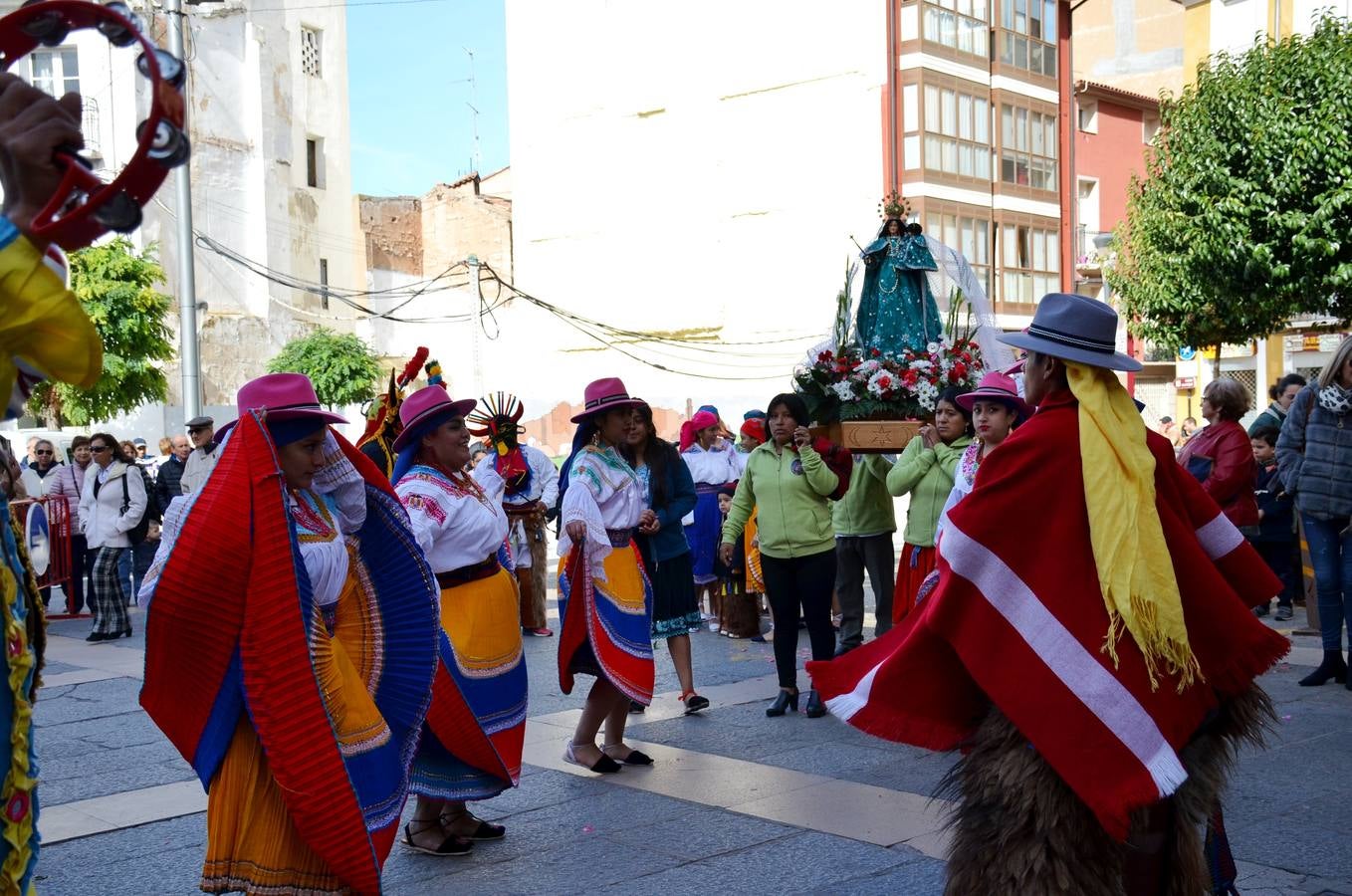 Esta virgen es una de las veneradas por todo Ecuador. Aún en el exterior, los migrantes ecuatorianos continúan celebrando su fiesta. La comunidad ecuatoriana de Calahorra ha celebrado esta fiesta hoy sábado por la mañana con una misa en la parroquia de Santiago y una procesión, en la que han lucido los típicos trajes de payasos y otras vestimentas de la región.