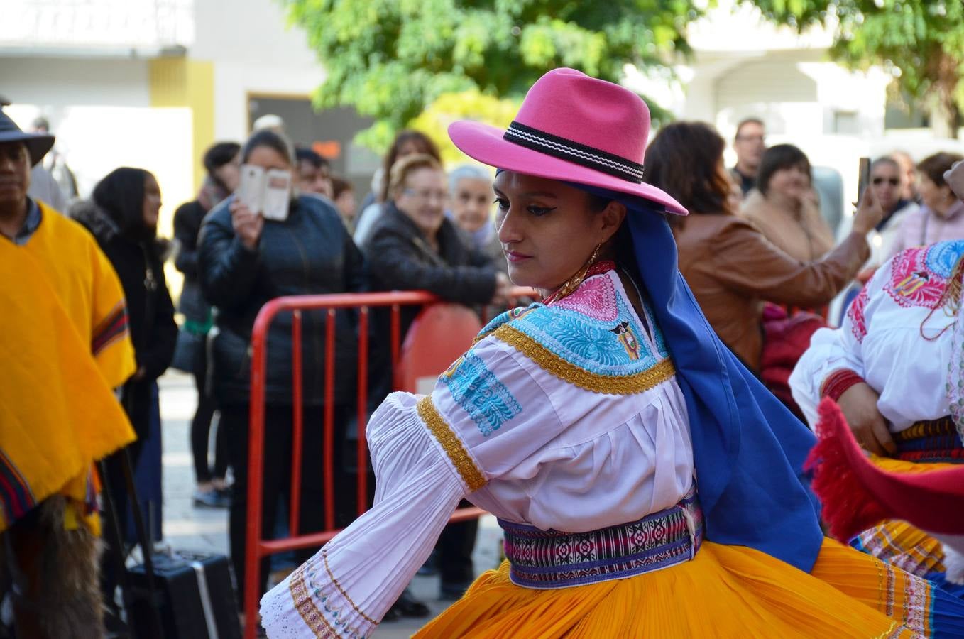 Esta virgen es una de las veneradas por todo Ecuador. Aún en el exterior, los migrantes ecuatorianos continúan celebrando su fiesta. La comunidad ecuatoriana de Calahorra ha celebrado esta fiesta hoy sábado por la mañana con una misa en la parroquia de Santiago y una procesión, en la que han lucido los típicos trajes de payasos y otras vestimentas de la región.