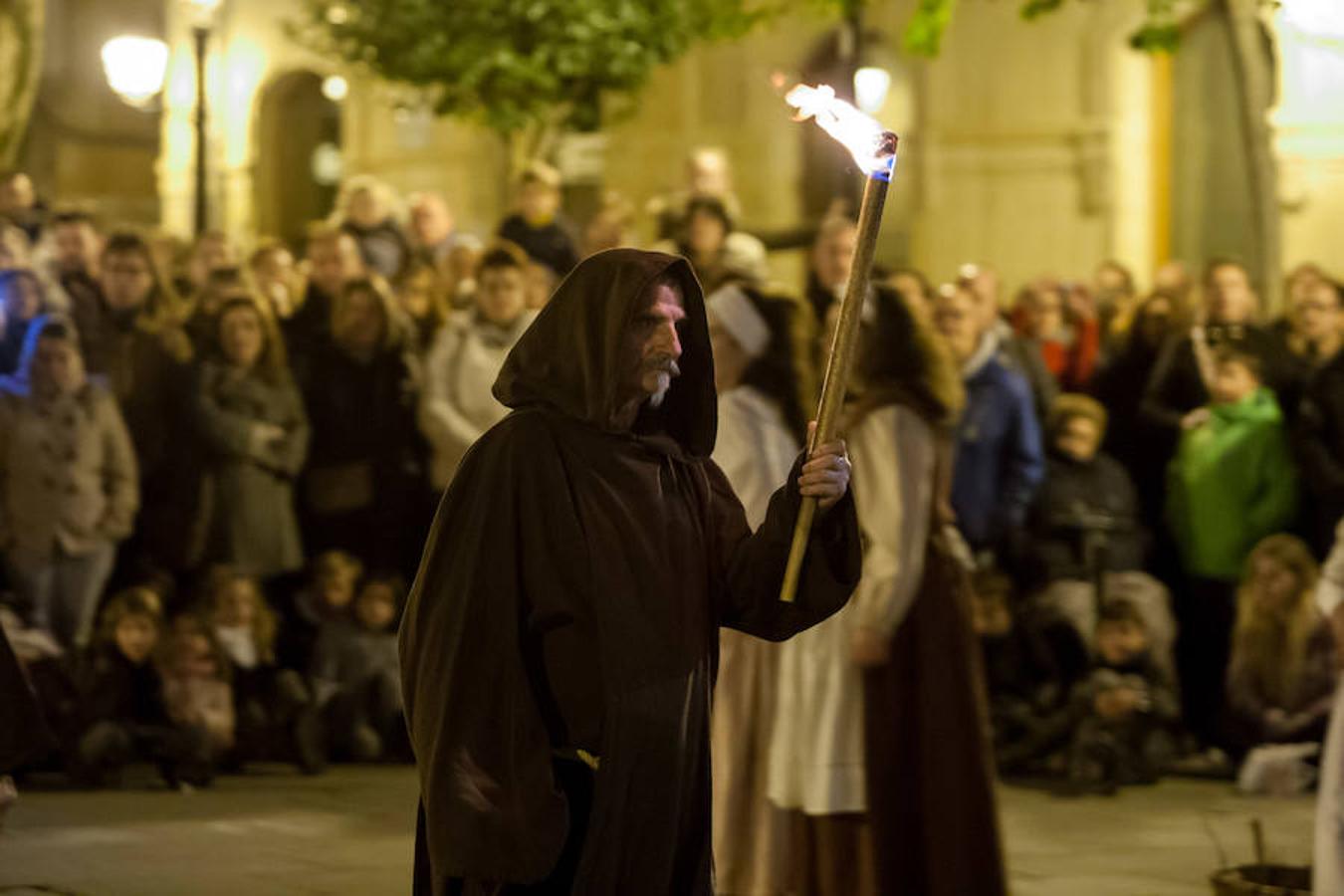 La recreación del Auto de fe de 1610, que se completa hoy con actos en el Casco Antiguo, incluyó ayer la representación de un aquelarre y la quema de las brujas de Zugarramurdi