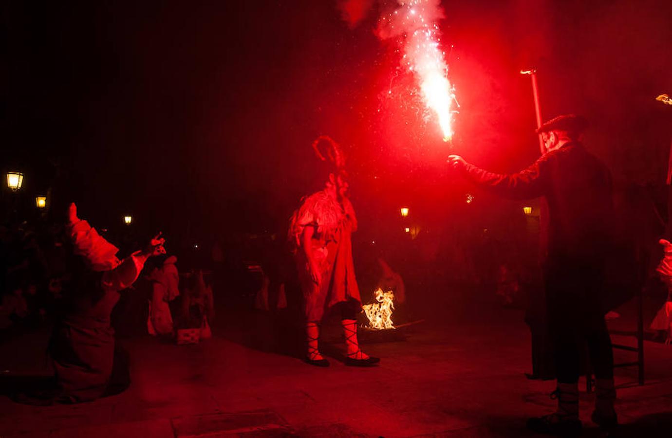 La recreación del Auto de fe de 1610, que se completa hoy con actos en el Casco Antiguo, incluyó ayer la representación de un aquelarre y la quema de las brujas de Zugarramurdi