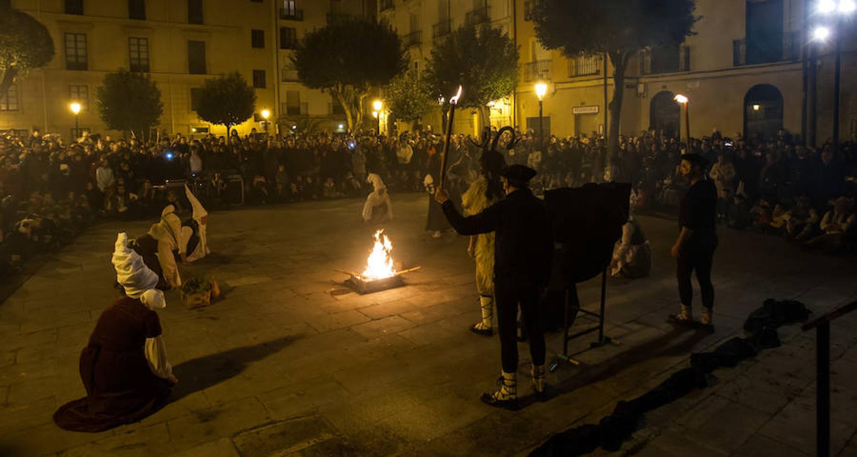 La recreación del Auto de fe de 1610, que se completa hoy con actos en el Casco Antiguo, incluyó ayer la representación de un aquelarre y la quema de las brujas de Zugarramurdi