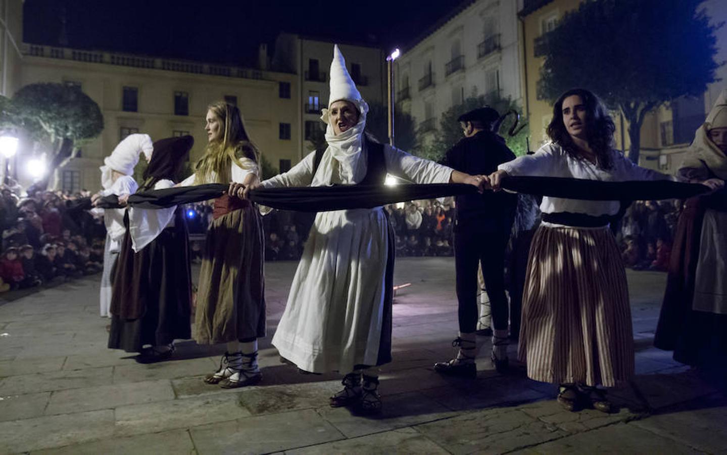 La recreación del Auto de fe de 1610, que se completa hoy con actos en el Casco Antiguo, incluyó ayer la representación de un aquelarre y la quema de las brujas de Zugarramurdi