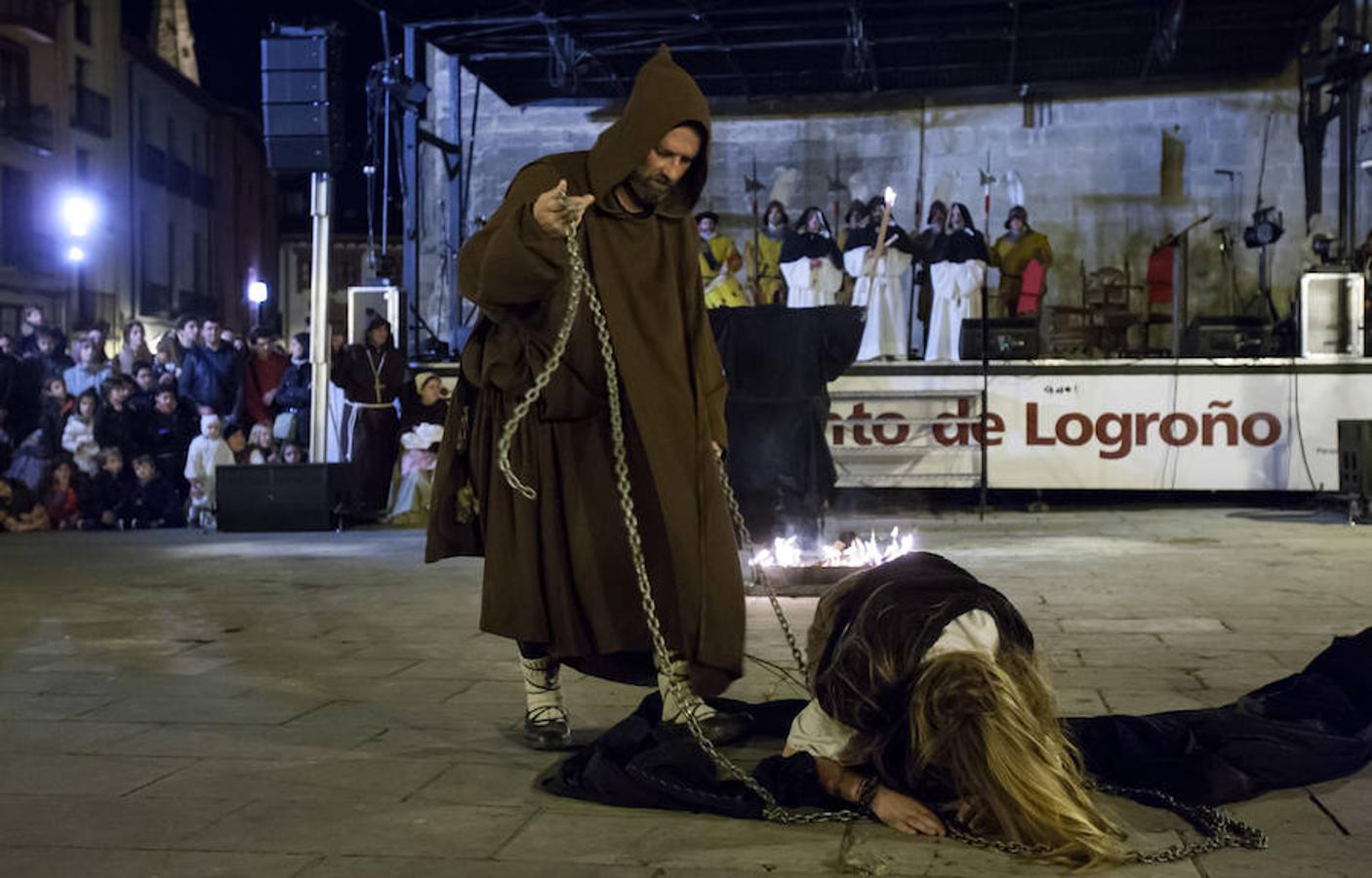 La recreación del Auto de fe de 1610, que se completa hoy con actos en el Casco Antiguo, incluyó ayer la representación de un aquelarre y la quema de las brujas de Zugarramurdi