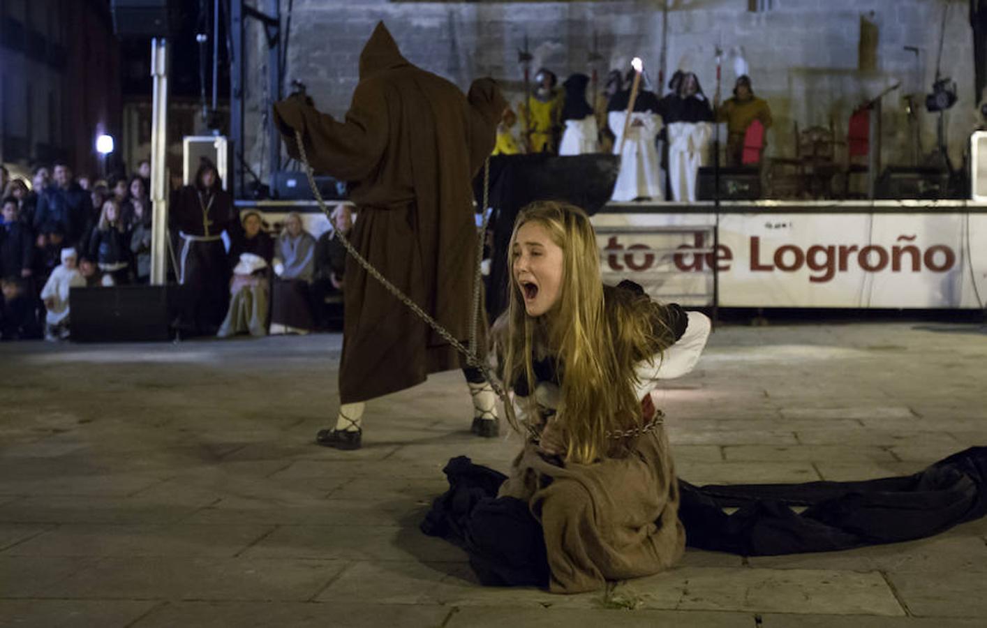 La recreación del Auto de fe de 1610, que se completa hoy con actos en el Casco Antiguo, incluyó ayer la representación de un aquelarre y la quema de las brujas de Zugarramurdi