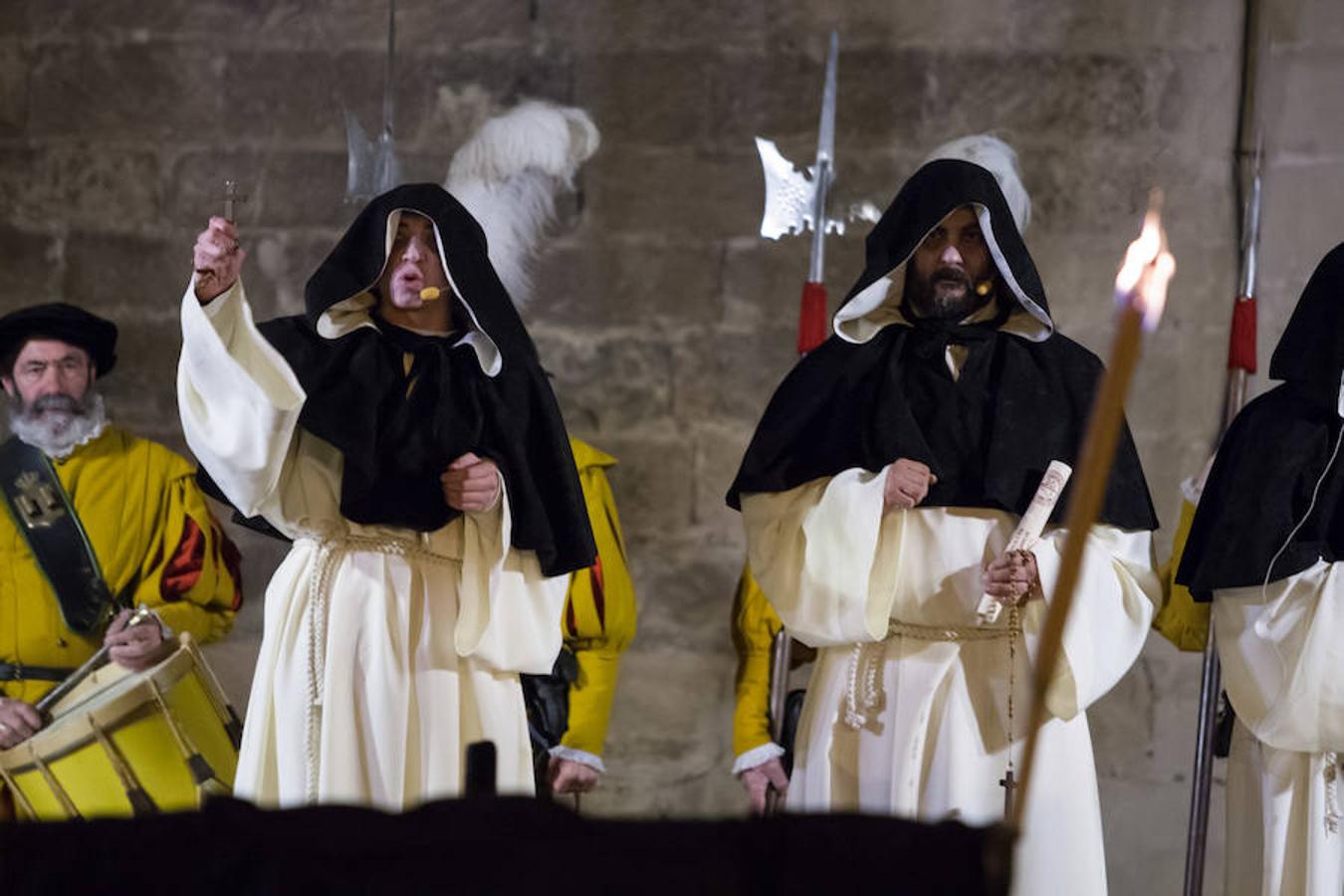 La recreación del Auto de fe de 1610, que se completa hoy con actos en el Casco Antiguo, incluyó ayer la representación de un aquelarre y la quema de las brujas de Zugarramurdi