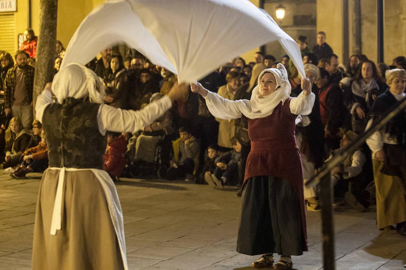 La recreación del Auto de fe de 1610, que se completa hoy con actos en el Casco Antiguo, incluyó ayer la representación de un aquelarre y la quema de las brujas de Zugarramurdi