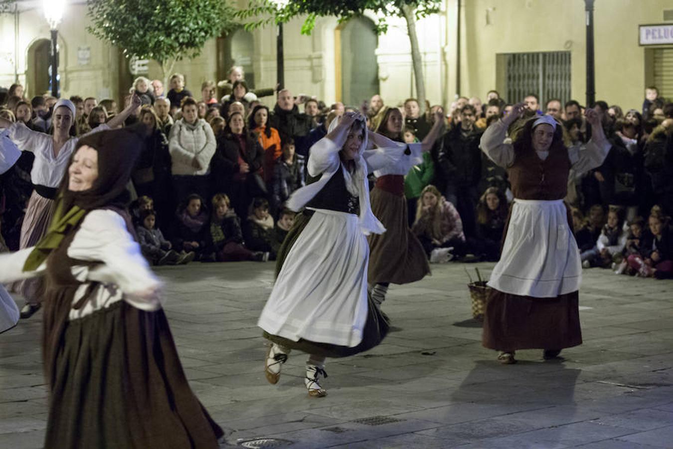 La recreación del Auto de fe de 1610, que se completa hoy con actos en el Casco Antiguo, incluyó ayer la representación de un aquelarre y la quema de las brujas de Zugarramurdi