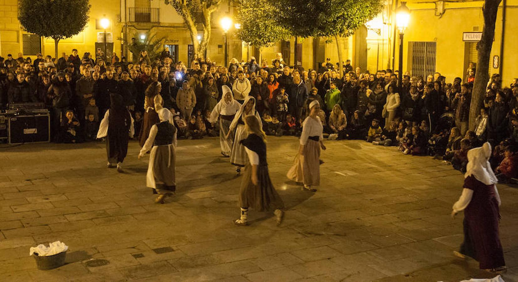 La recreación del Auto de fe de 1610, que se completa hoy con actos en el Casco Antiguo, incluyó ayer la representación de un aquelarre y la quema de las brujas de Zugarramurdi