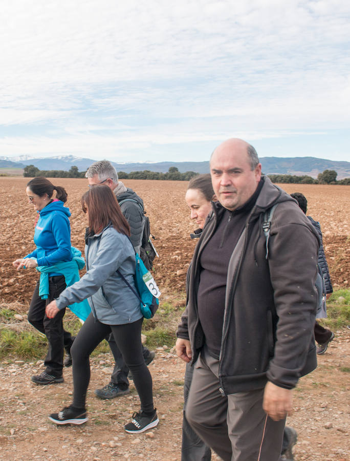 La iniciativa 'En marcha por la vida' ha reunido unas 650 personas para salir de paseo en una iniciativa organizada por la Asociación Española Contra el Cáncer de La Rioja, organizadora de la caminata que cubrió unos 12 kilómetros desde Santo Domingo de la Calzada y Hervías, y regreso. 