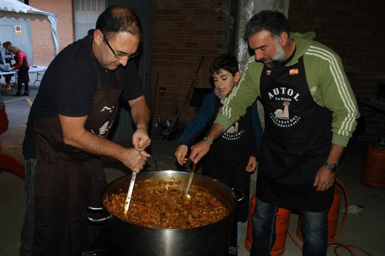 El sábado se disfrutó de cocina en directo y degustaciones en las carpas municipales de la calle Doctor Remón.