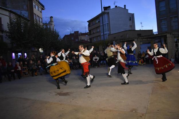 Actuación de Camino Real en el Festival de la Vendimia en la plaza de Villamediana.