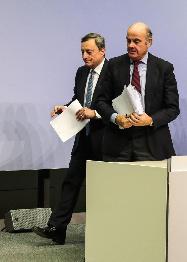 Mario Draghi con su vicepresidente, Luis de Guindos. :: efe