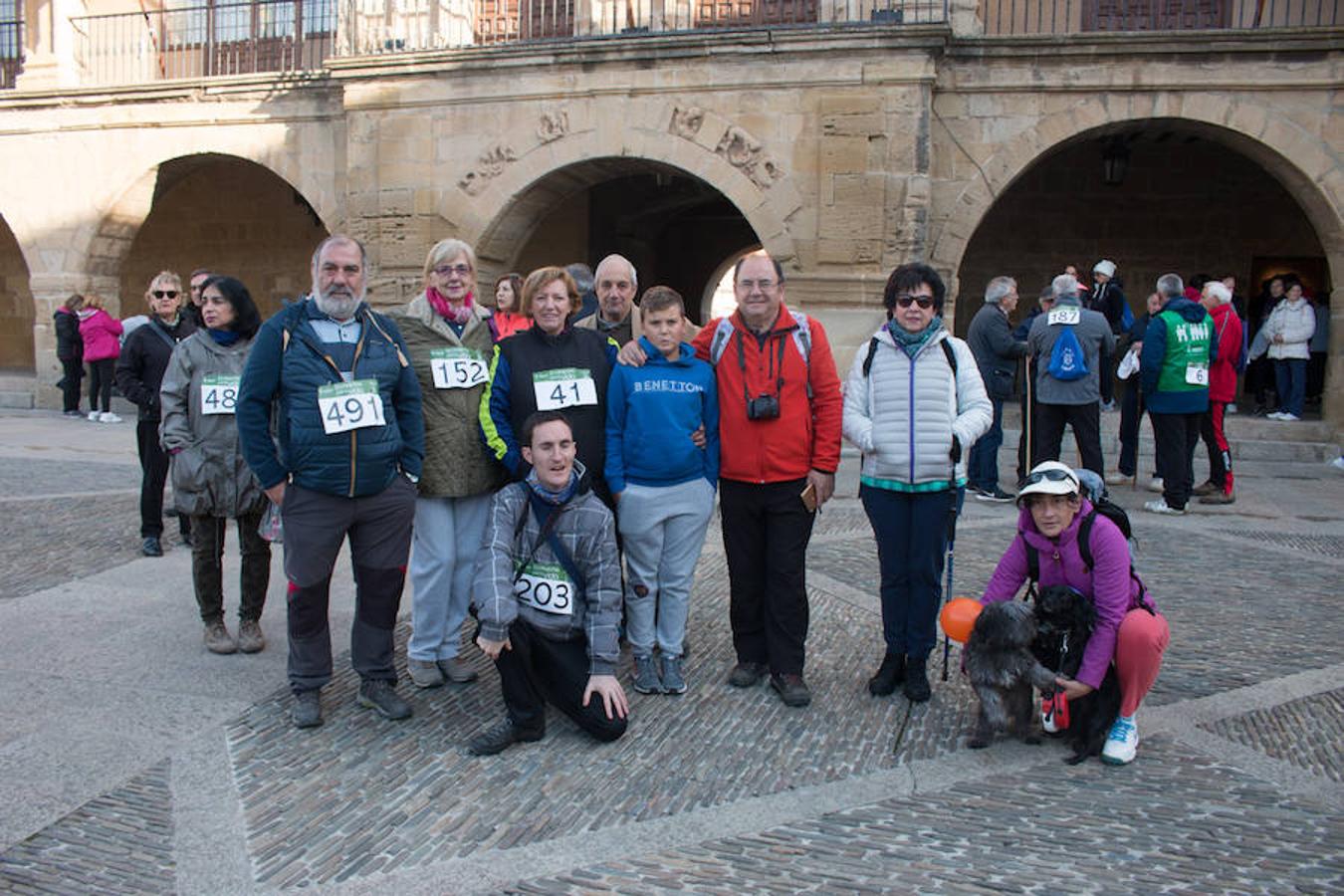 La iniciativa 'En marcha por la vida' ha reunido unas 650 personas para salir de paseo en una iniciativa organizada por la Asociación Española Contra el Cáncer de La Rioja, organizadora de la caminata que cubrió unos 12 kilómetros desde Santo Domingo de la Calzada y Hervías, y regreso. 