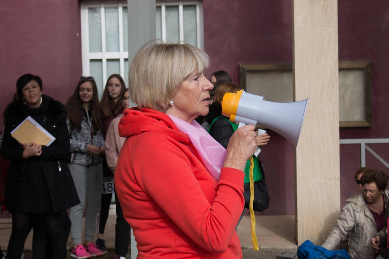 La iniciativa 'En marcha por la vida' ha reunido unas 650 personas para salir de paseo en una iniciativa organizada por la Asociación Española Contra el Cáncer de La Rioja, organizadora de la caminata que cubrió unos 12 kilómetros desde Santo Domingo de la Calzada y Hervías, y regreso. 