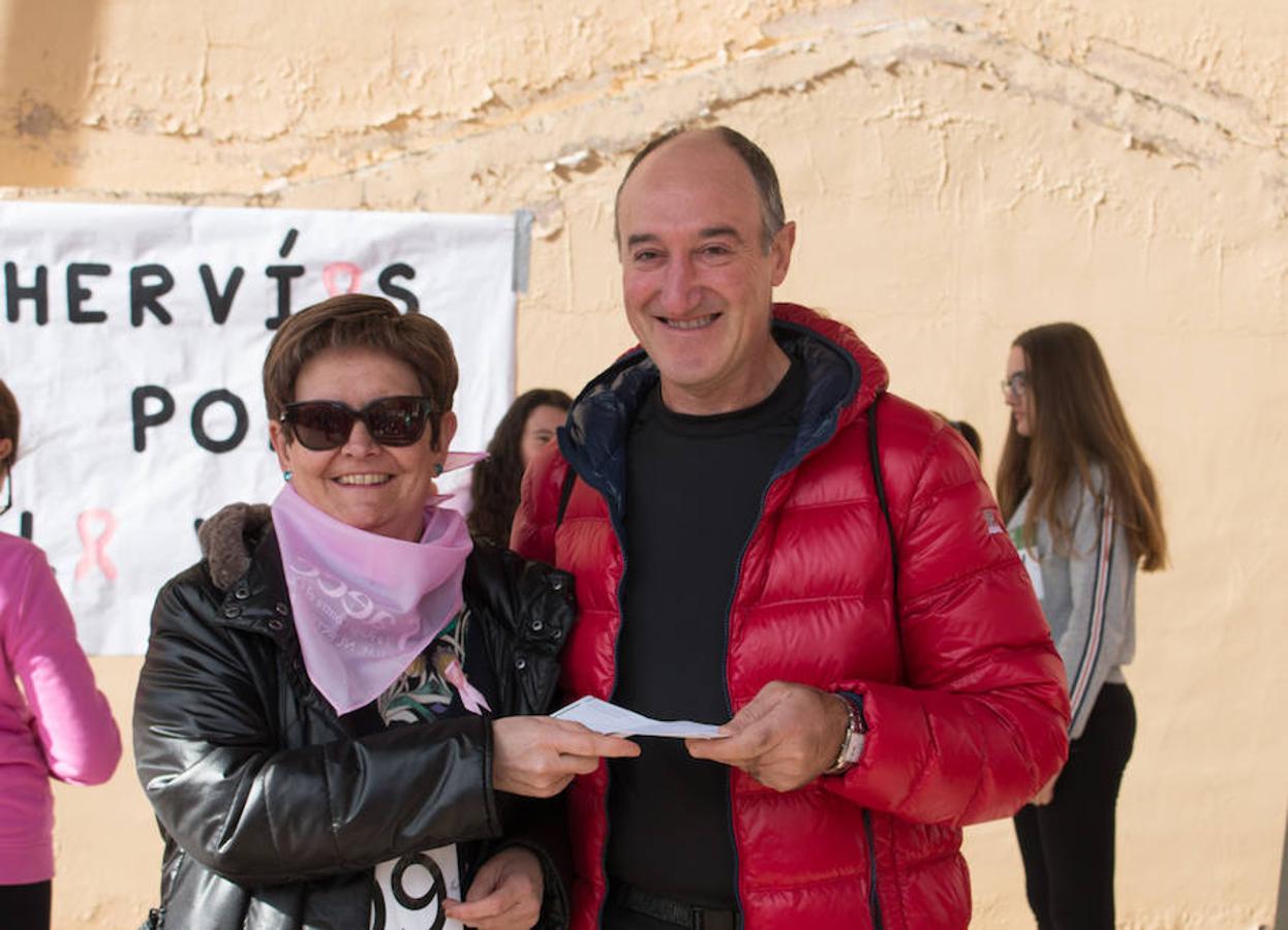 La iniciativa 'En marcha por la vida' ha reunido unas 650 personas para salir de paseo en una iniciativa organizada por la Asociación Española Contra el Cáncer de La Rioja, organizadora de la caminata que cubrió unos 12 kilómetros desde Santo Domingo de la Calzada y Hervías, y regreso. 