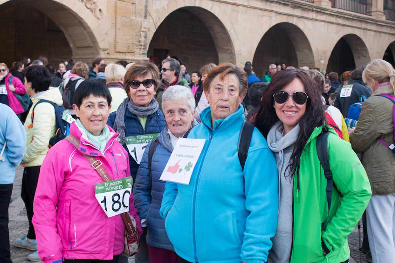 La iniciativa 'En marcha por la vida' ha reunido unas 650 personas para salir de paseo en una iniciativa organizada por la Asociación Española Contra el Cáncer de La Rioja, organizadora de la caminata que cubrió unos 12 kilómetros desde Santo Domingo de la Calzada y Hervías, y regreso. 