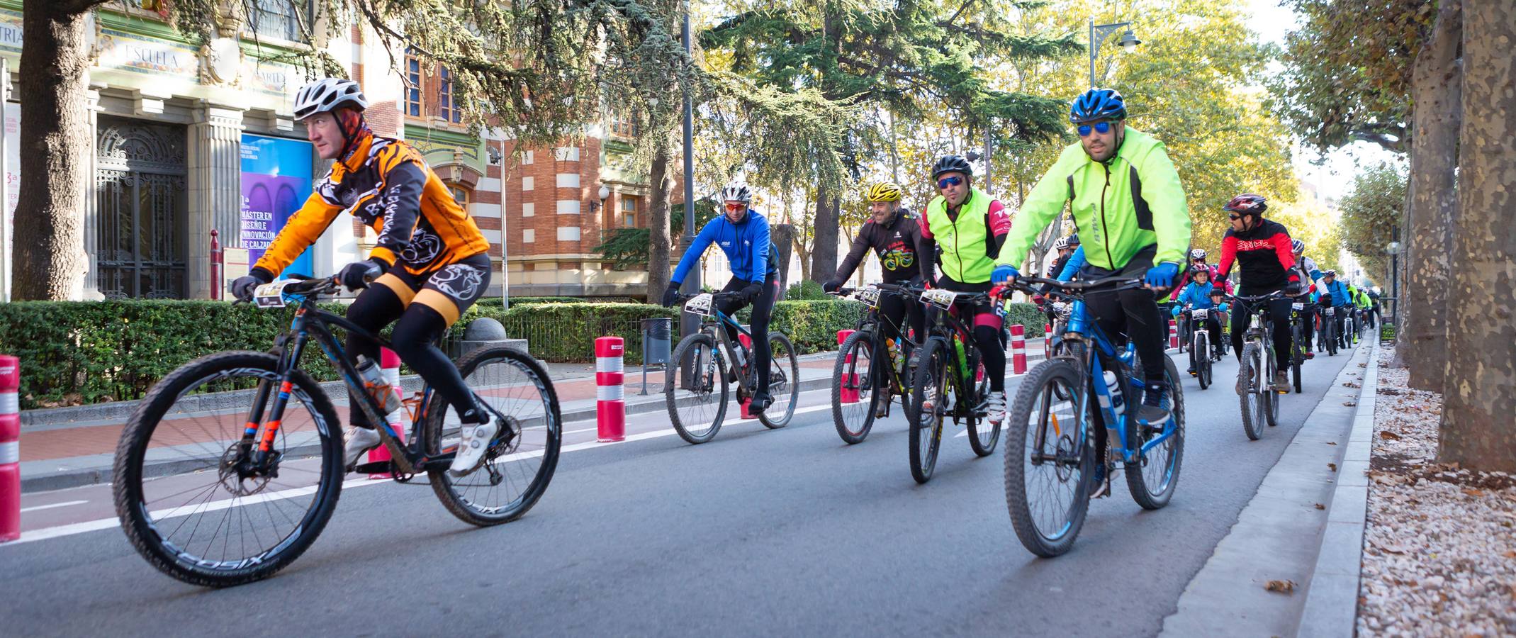 Más de 300 ciclistas participan en la Travesía del Mantible.