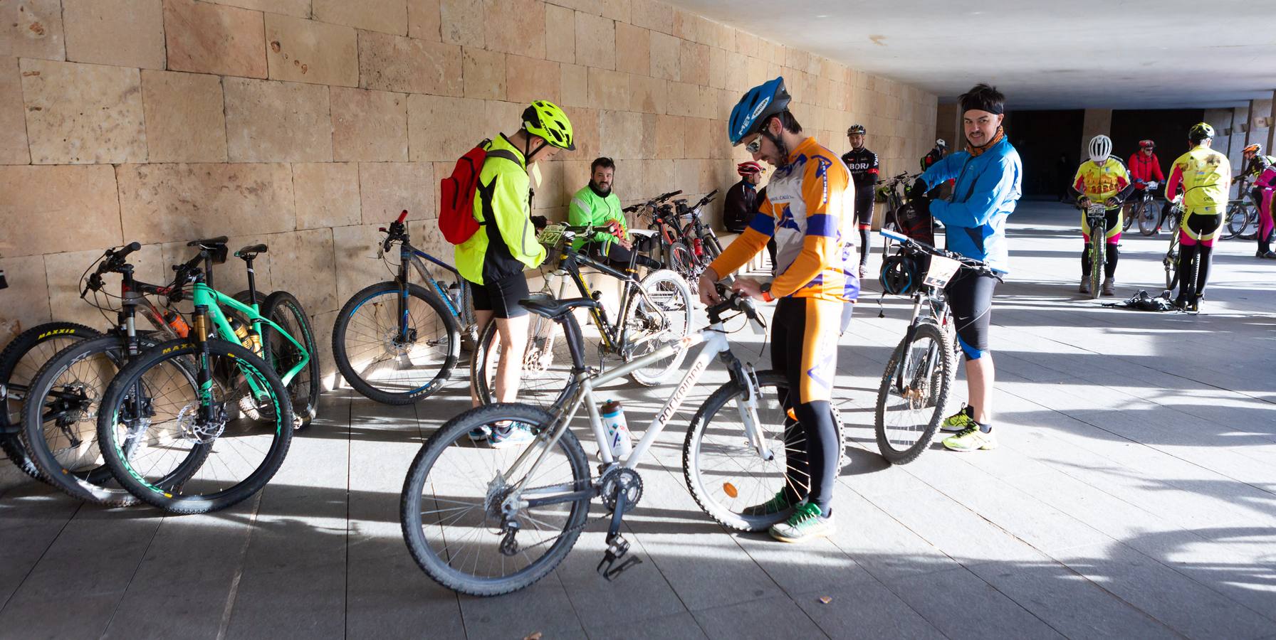 Más de 300 ciclistas participan en la Travesía del Mantible.