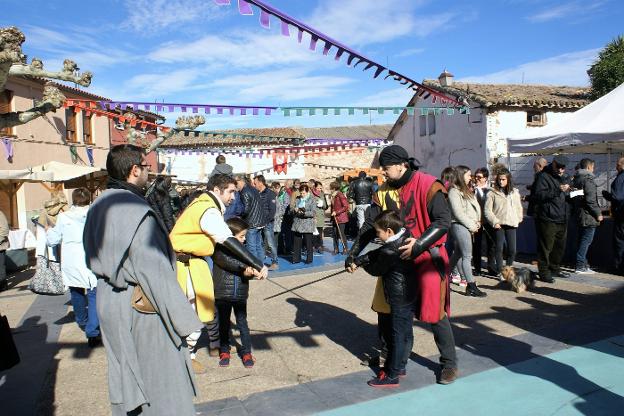 Los niños pudieron jugar a luchas con espada. 